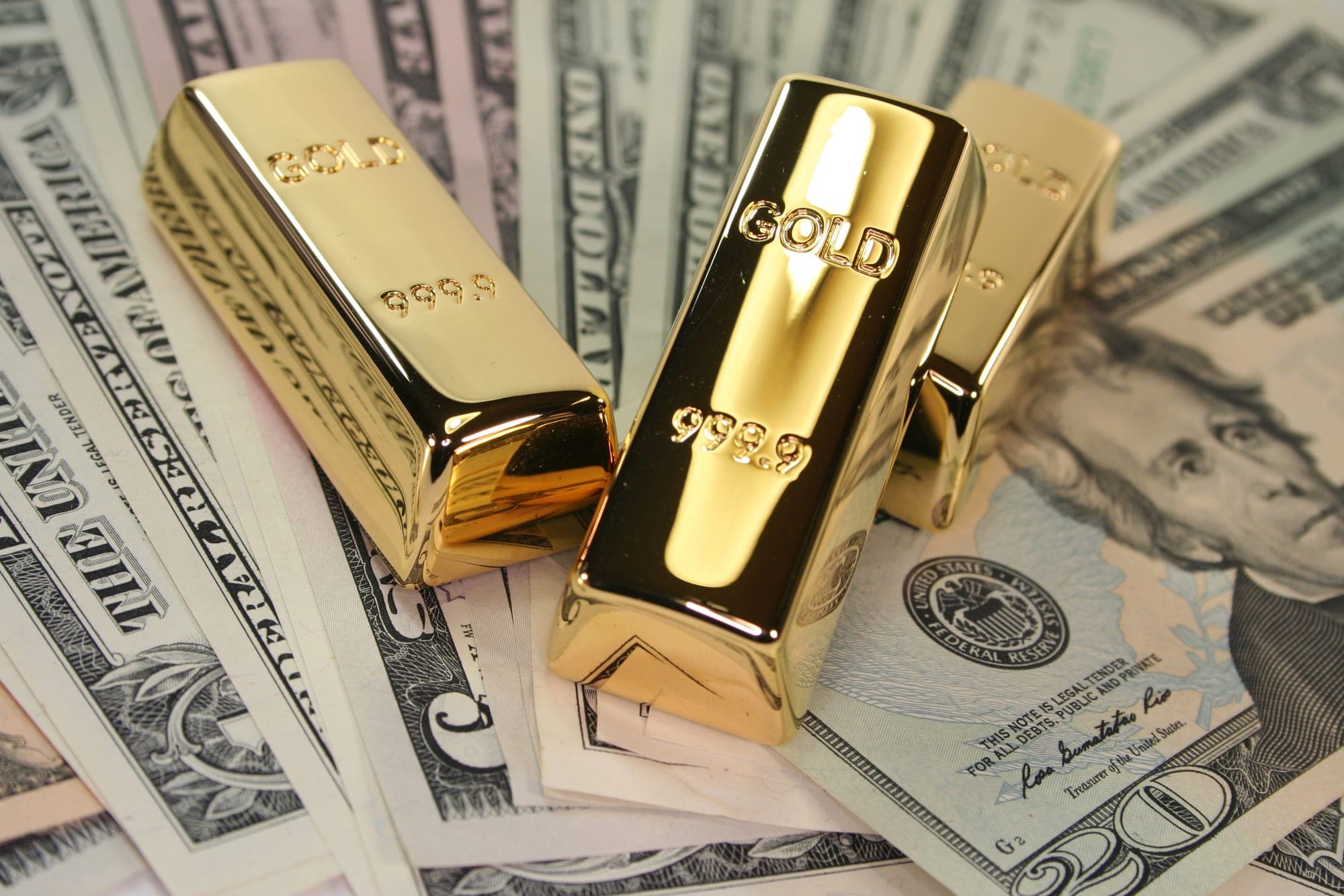 Gli investitori si affrettano ad acquistare oro che possono tenere in mano, portando a un premio enorme